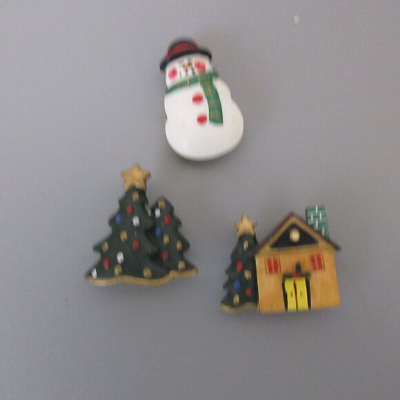 3 VINTAGE Christmas 1.5" Button Covers Snowman Christmas Tree & House + Bird Pin - Picture 3 of 8